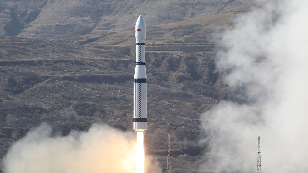 A Long March-6 rocket carrying 13 satellites is launched from Taiyuan Satellite Launch Center on Friday. © Xinhua via Global Look Press / Zheng Taotao